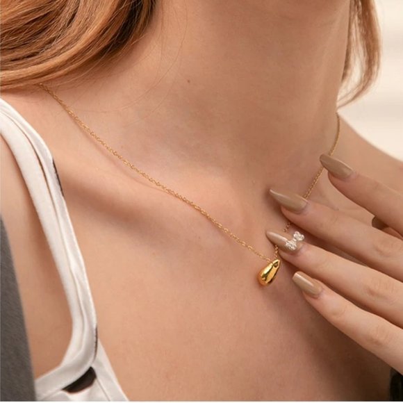 Elegant Gold Teardrop Necklace - Picture 5 of 6